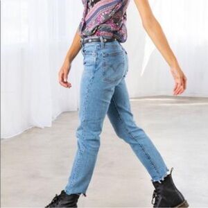 Levi’s 724 high rise straight raw hem 29